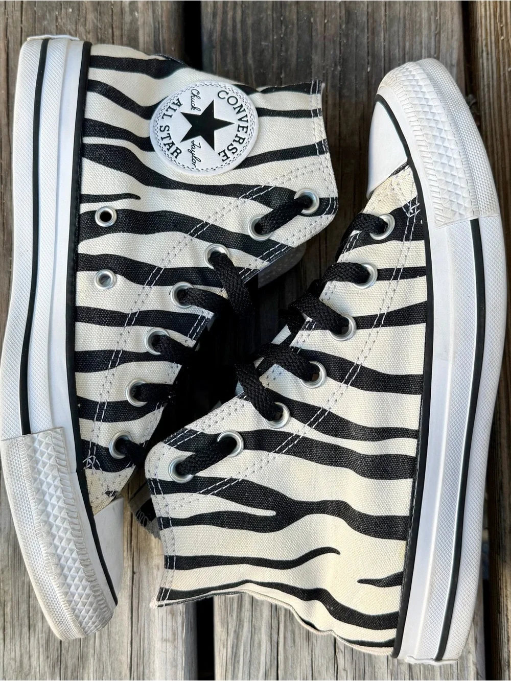 Converse Chuck Taylor High Top Sneakers - Women’s Size 7.5 - Picture 4 of 8